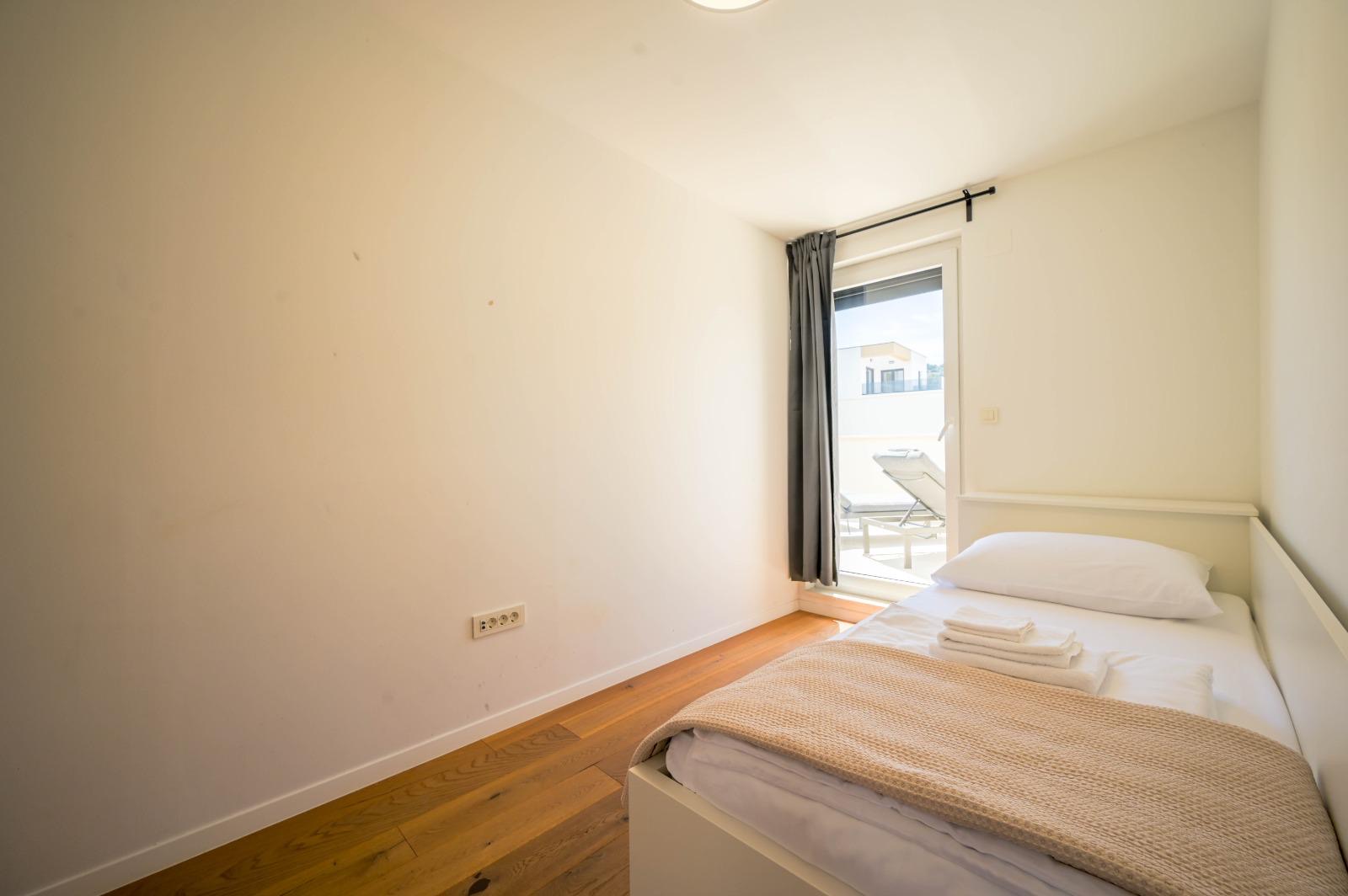 Single bedroom with terrace door