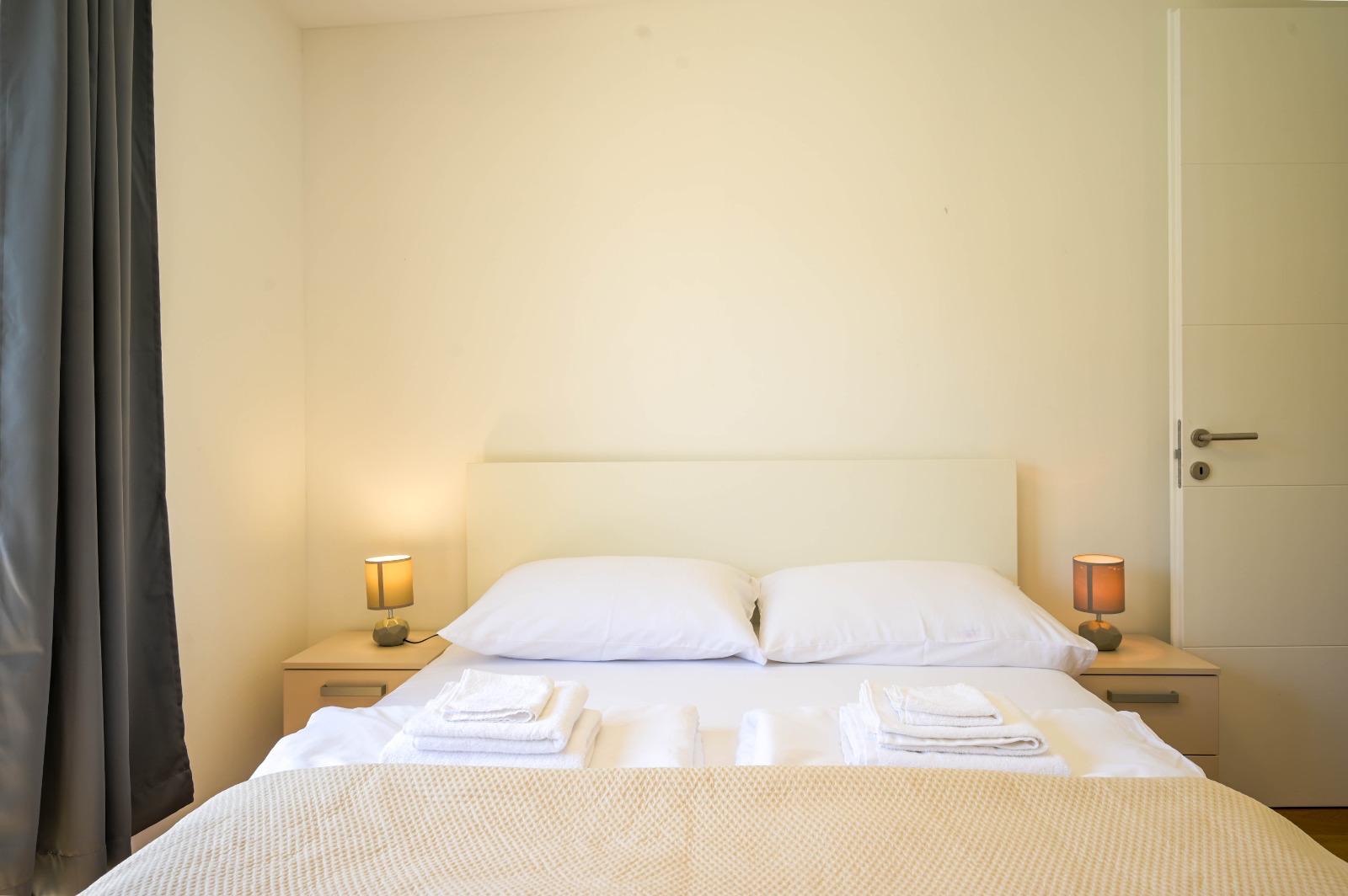 Double bed with bedside lamps
