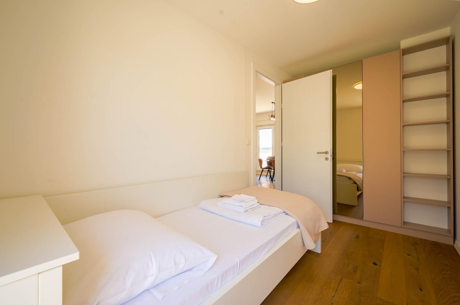 Single bedroom with wardrobe and shelves